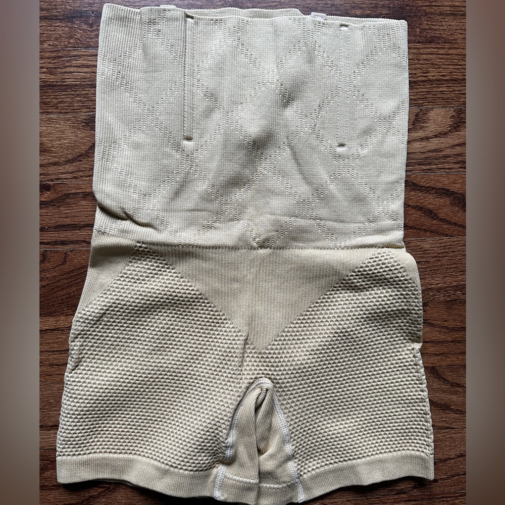 Shapewear beige shorts